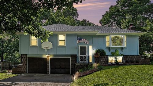 7608 N Serene Ave, Kansas City, MO, 64152-2274 | Card Image
