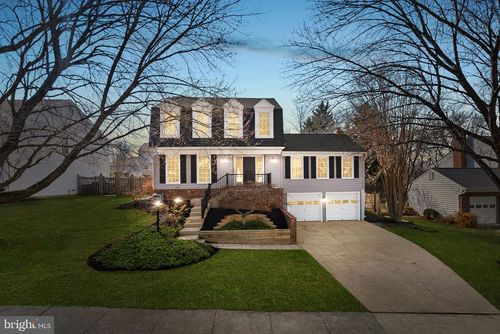105 Country Rd, Potomac Falls, VA, 20165-5820 | Card Image