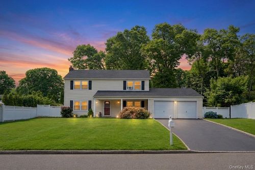 4 Beaverdale Ln, Stony Brook, NY, 11790-2507 | Card Image