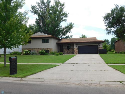48 Prairiewood Dr S, Fargo, ND, 58103-4609 | Card Image