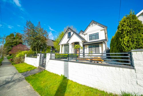 813 Dublin St, New Westminster, BC, V3M2Y5 | Card Image