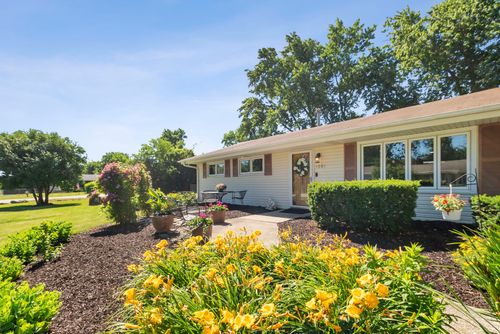 1001 63rd Pl, La Grange Highlands, IL, 60525-4504 | Card Image
