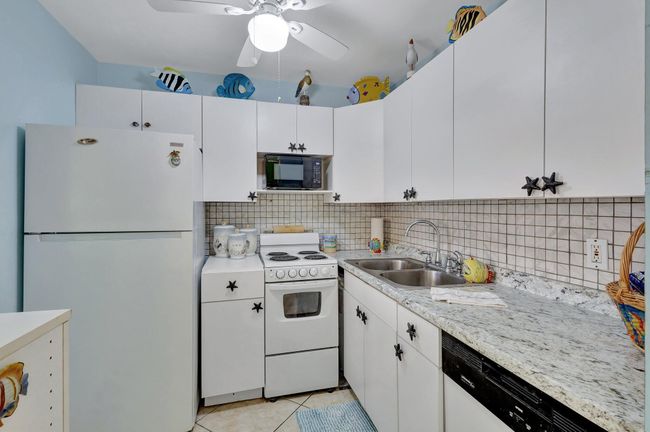 107 Sheffield E, Condo with 1 bedrooms, 2 bathrooms and null parking in West Palm Beach FL | Image 8
