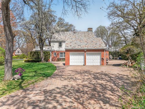 24 Wensley Dr, Great Neck, NY, 11021-4926 | Card Image