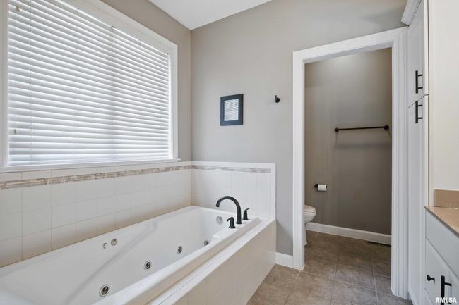 2139 Cromwell Cir, House other with 5 bedrooms, 5 bathrooms and null parking in Davenport IA | Image 17