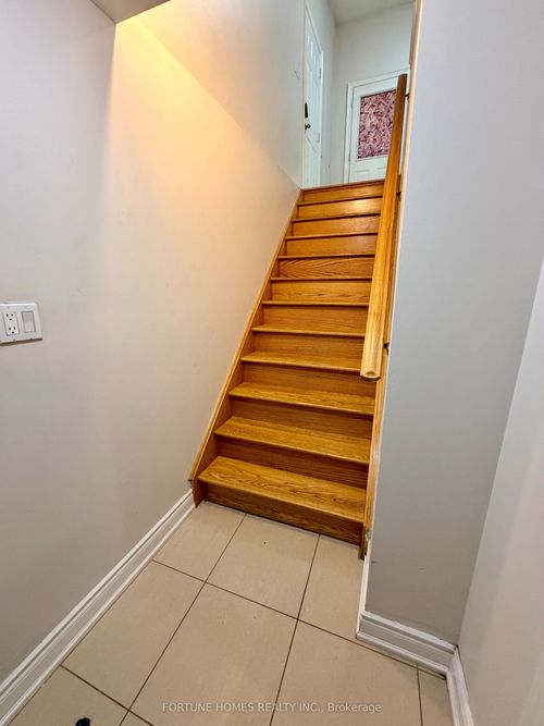 9 Paddington Rd, Brampton, ON, L6P2B3 | Card Image