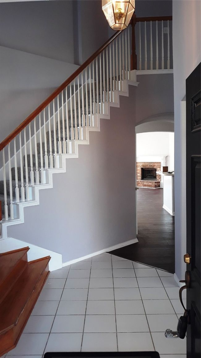 ENTRANCE WITH BEAUTIFUL STAIRCASE! | Image 6