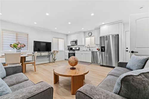 6712 Ventura Canyon Ave, Van Nuys, CA, 91401-1117 | Card Image