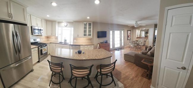 Kitchen/Bar Area | Image 9