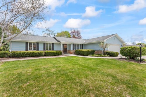 9906 N Concord Dr, Mequon, WI, 53097-3872 | Card Image