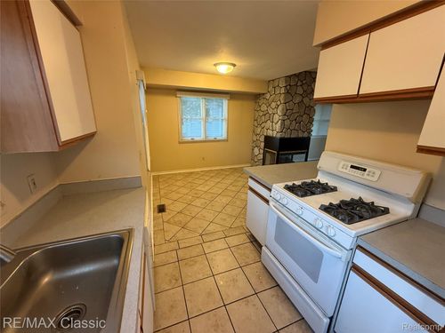 2193 N Milford Rd, Highland, MI, 48357-3817 | Card Image