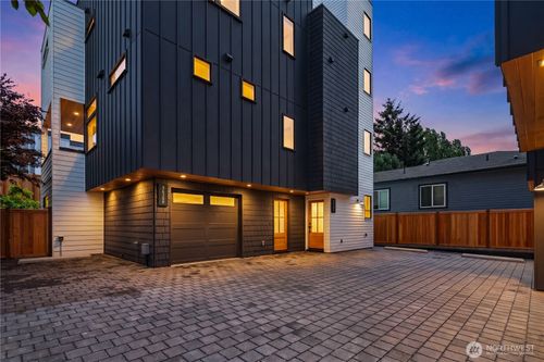 b-3638 Greenwood Ave N, Seattle, WA, 98103-8519 | Card Image