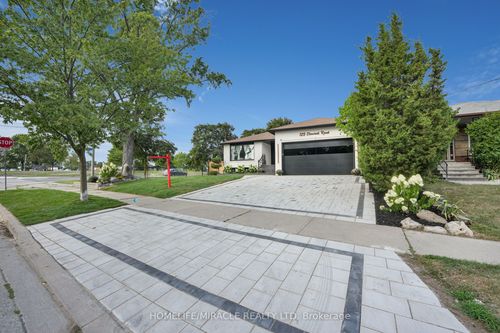 125 Elmcrest Rd, Etobicoke, ON, M9C3R7 | Card Image
