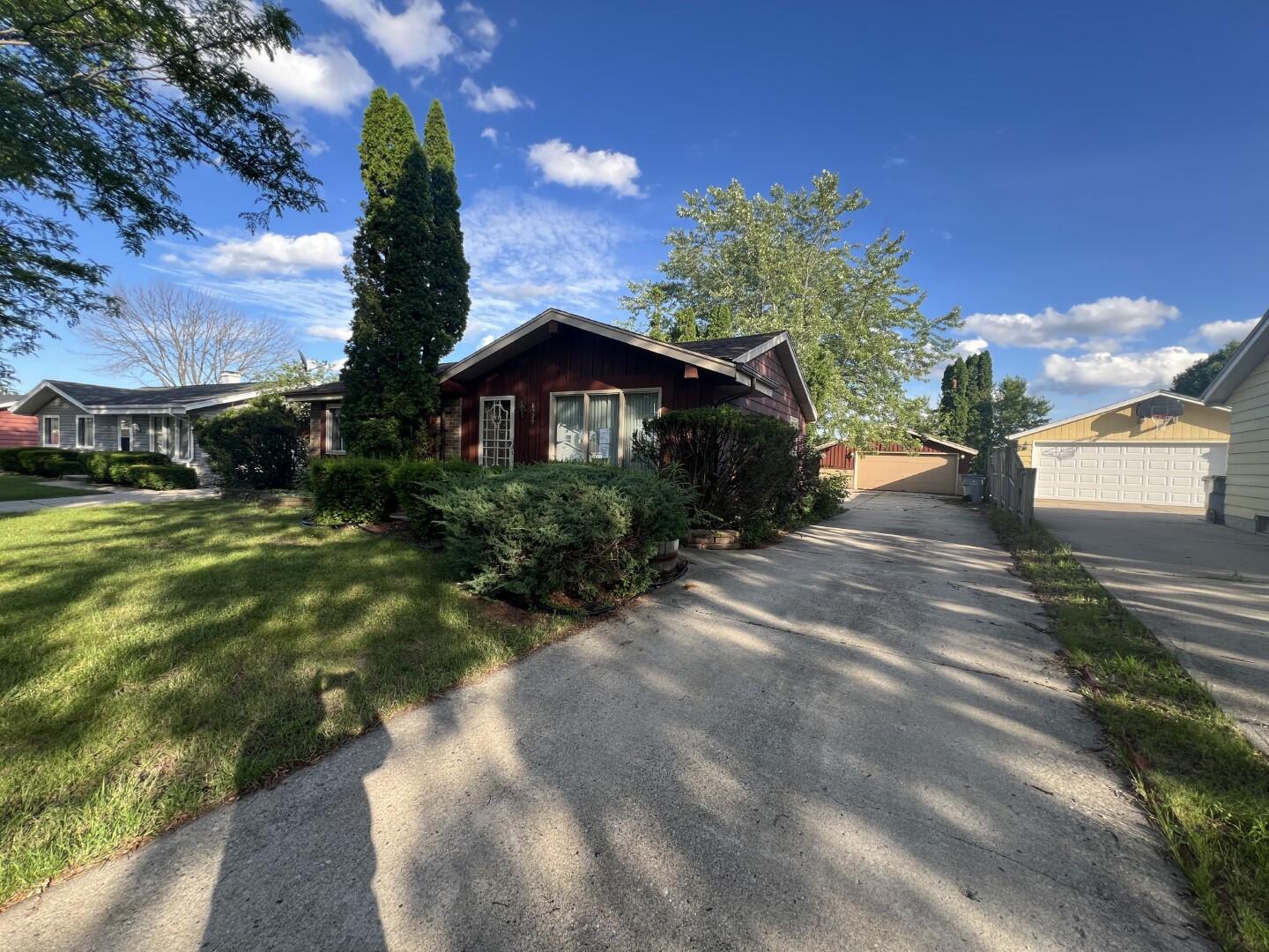 Glenbrook Rd, Milwaukee, WI 53224