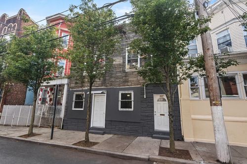 537 27th St, Union City, NJ, 07087-3712 | Card Image