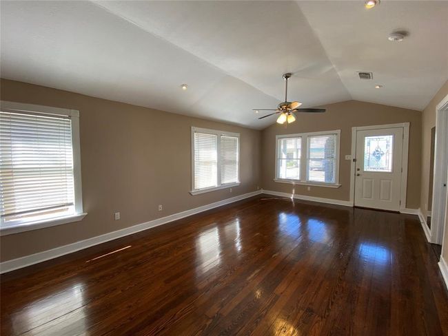 1110 E 27 Th St, House other with 5 bedrooms, 3 bathrooms and 2 parking in Houston TX | Image 6