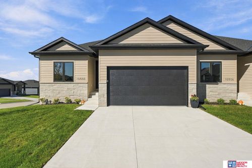 10500 Majestic Ln, Lincoln, NE, 68527-2526 | Card Image