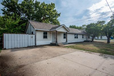 View of front facade featuring a front yard | Image 1