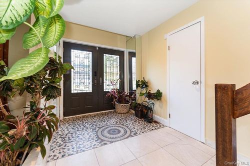 924 Northfield Rd, Woodmere, NY, 11598-1616 | Card Image