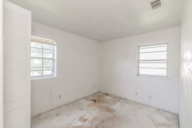 View of unfurnished room | Image 29