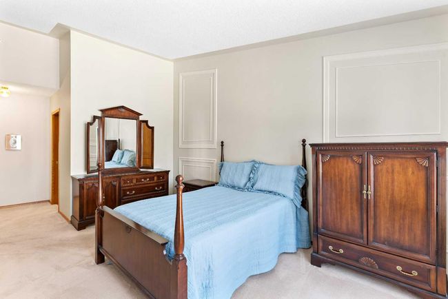 1038 Shawnee Rd Sw, Home with 3 bedrooms, 3 bathrooms and 4 parking in Calgary AB | Image 20