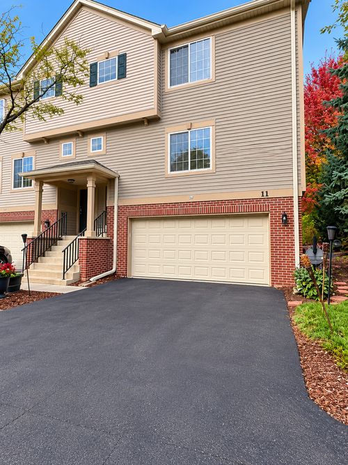 11 Monarch Drive, Streamwood, IL, 60107 | Card Image