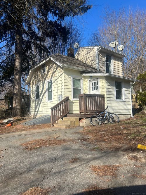 8R Vivian St, Waterford, CT, 06385-2320 | Card Image