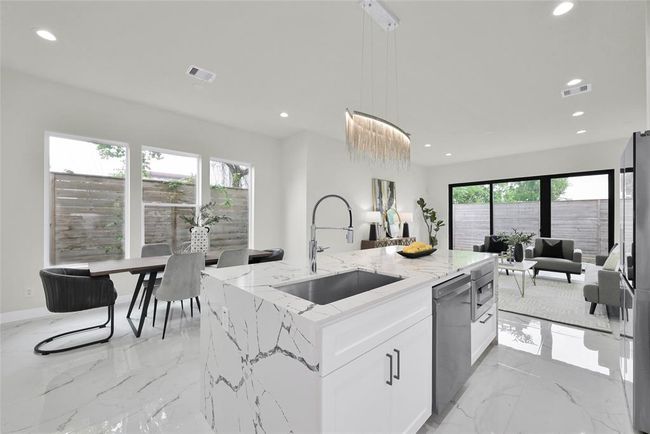 B - 2808 Cary St, House other with 3 bedrooms, 4 bathrooms and null parking in Houston TX | Image 9