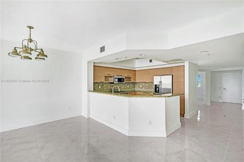 apt-806-14951 Royal Oaks Ln, North Miami, FL, 33181-2476 | Card Image