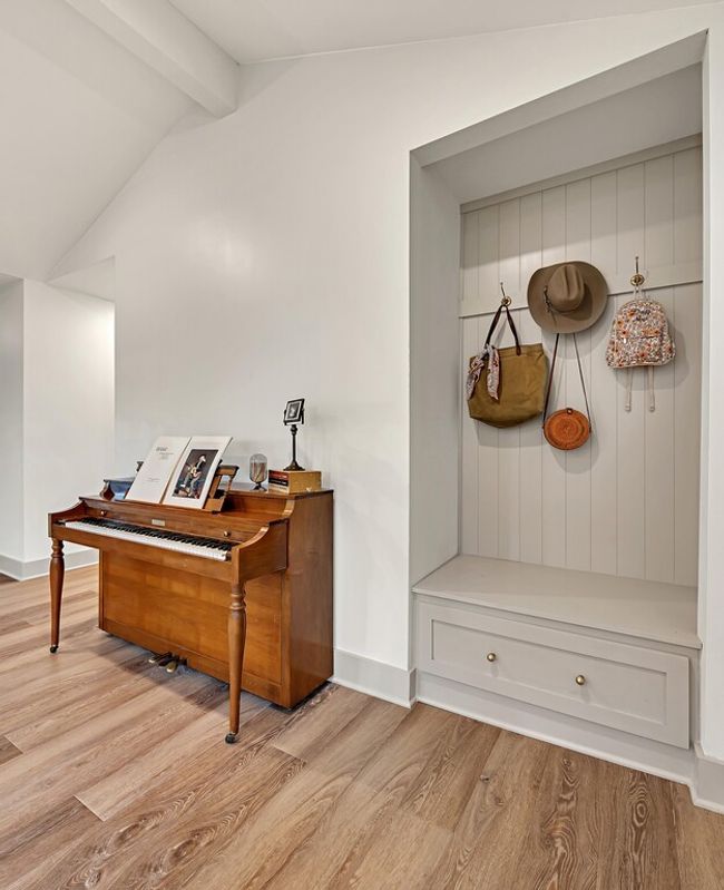 Entry area with built ins | Image 10