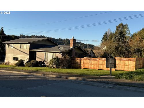 1005 Maple St, Myrtle Point, OR, 97458-1202 | Card Image