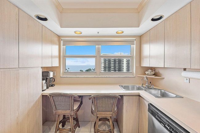 APT-1030D - 3310 S Ocean Blvd, Condo with 2 bedrooms, 2 bathrooms and null parking in Highland Beach FL | Image 5
