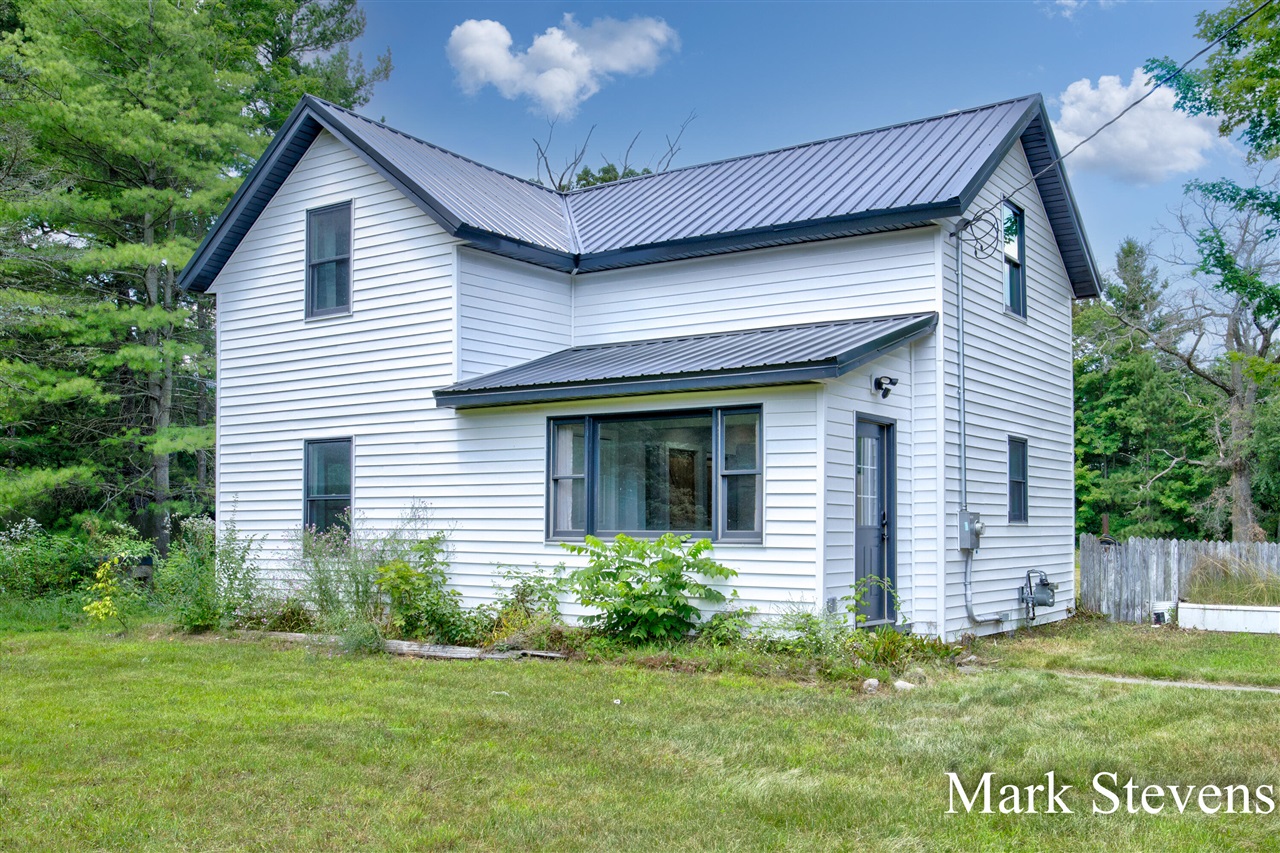 Dewey Rd, Howard City, MI 49329