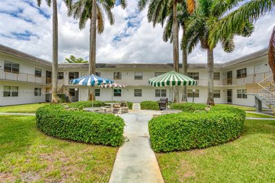 202 - 6211 Sw 37th St, Condo with 2 bedrooms, 1 bathrooms and null parking in Davie FL | Image 1