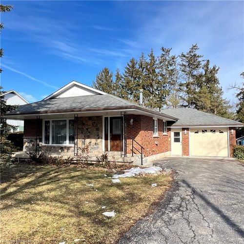 32 Winnett St N, Cayuga, ON, N0A1E0 | Card Image