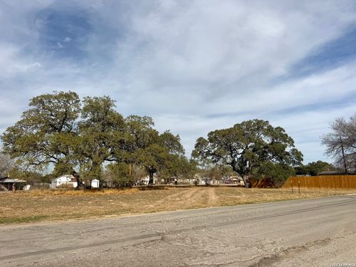 402 W Dilley Ave, Devine, TX, 78016-2508 | Card Image