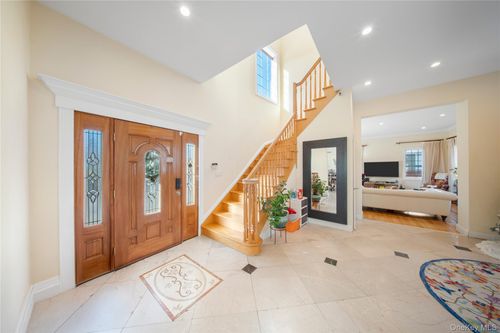 66 Commonwealth Blvd, Little Neck, NY, 11362-2346 | Card Image