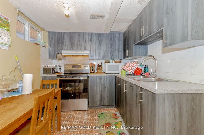 298 Royal Salisbury Way, House attached with 6 bedrooms, 3 bathrooms and 3 parking in Brampton ON | Image 25
