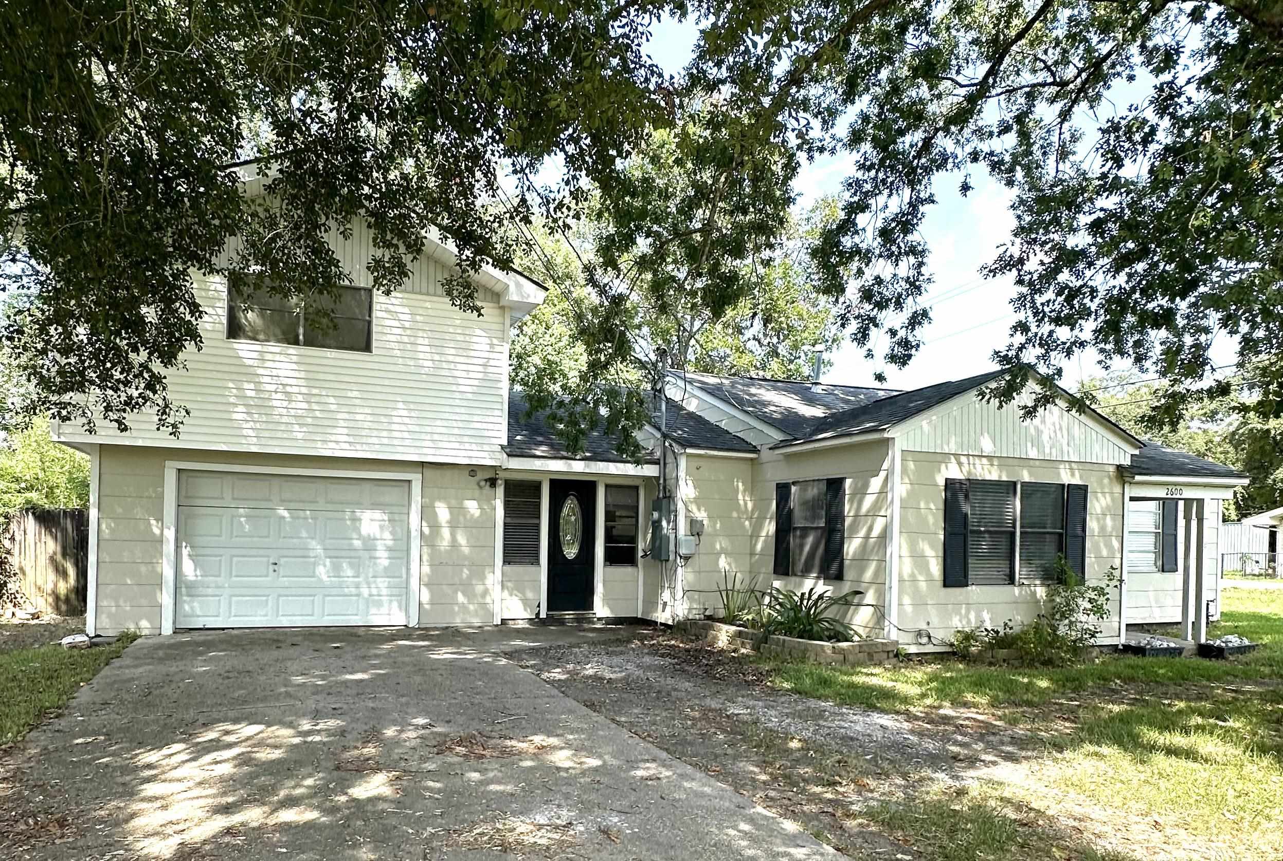 Berry Ave, Groves, TX 77619
