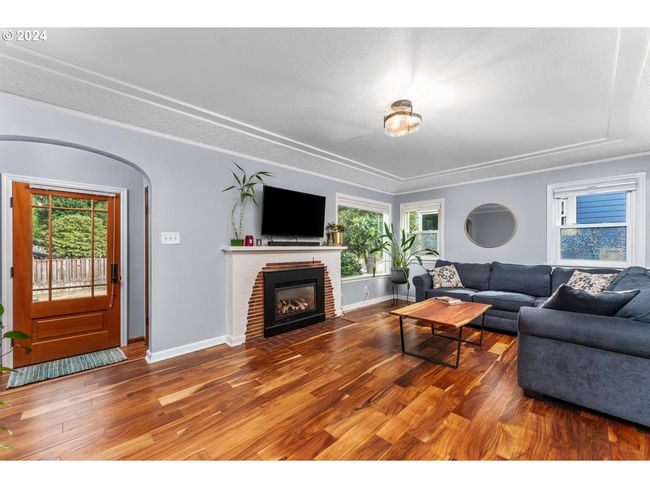 Living Room/Entrance | Image 4