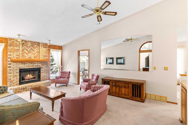 1038 Shawnee Rd Sw, Home with 3 bedrooms, 3 bathrooms and 4 parking in Calgary AB | Image 16