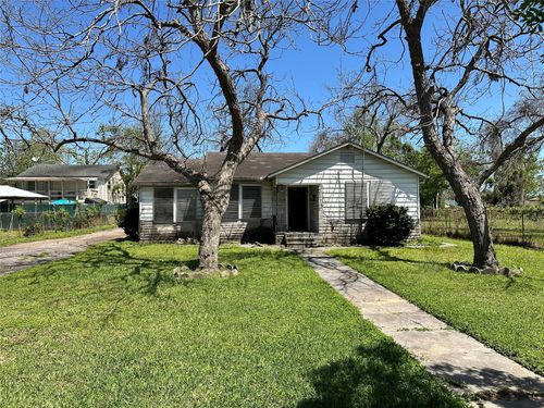 249 S Main St, Clute, TX, 77531-4512 | Card Image