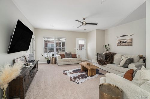 911 Watercress Ln, Fenton, MI, 48430-4176 | Card Image