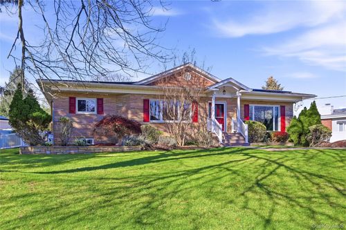 10 Hewitt Dr, Northport, NY, 11768-1255 | Card Image