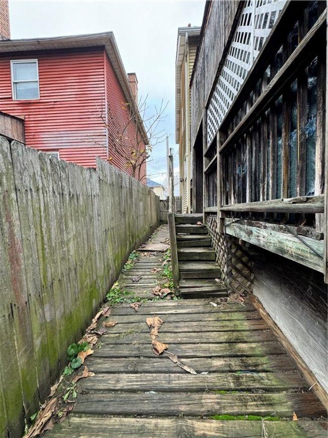 1043 Irwin St, House other with 3 bedrooms, 2 bathrooms and null parking in Aliquippa PA | Image 21