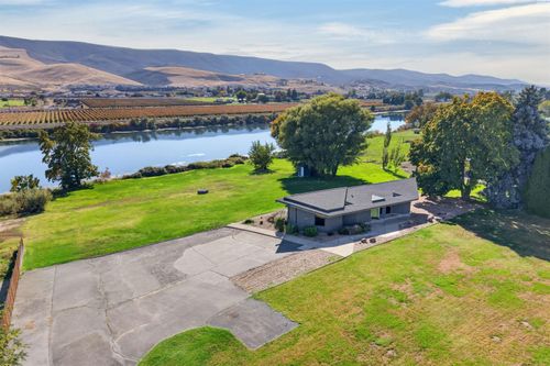 142103 W North River Rd, Prosser, WA, 99350-8226 | Card Image