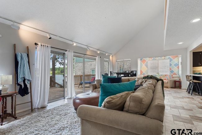516 Hideaway Ln E, House other with 3 bedrooms, 2 bathrooms and null parking in Hideaway TX | Image 5