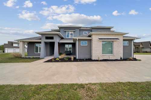 17243 S 21st East Ave, Mounds, OK, 74047-5465 | Card Image