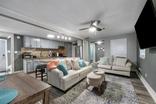 3218 Avenue Q 1/2, Galveston, TX, 77550-7638 | Card Image