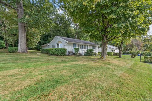 33 Windwood Dr, Newburgh, NY, 12550-8329 | Card Image